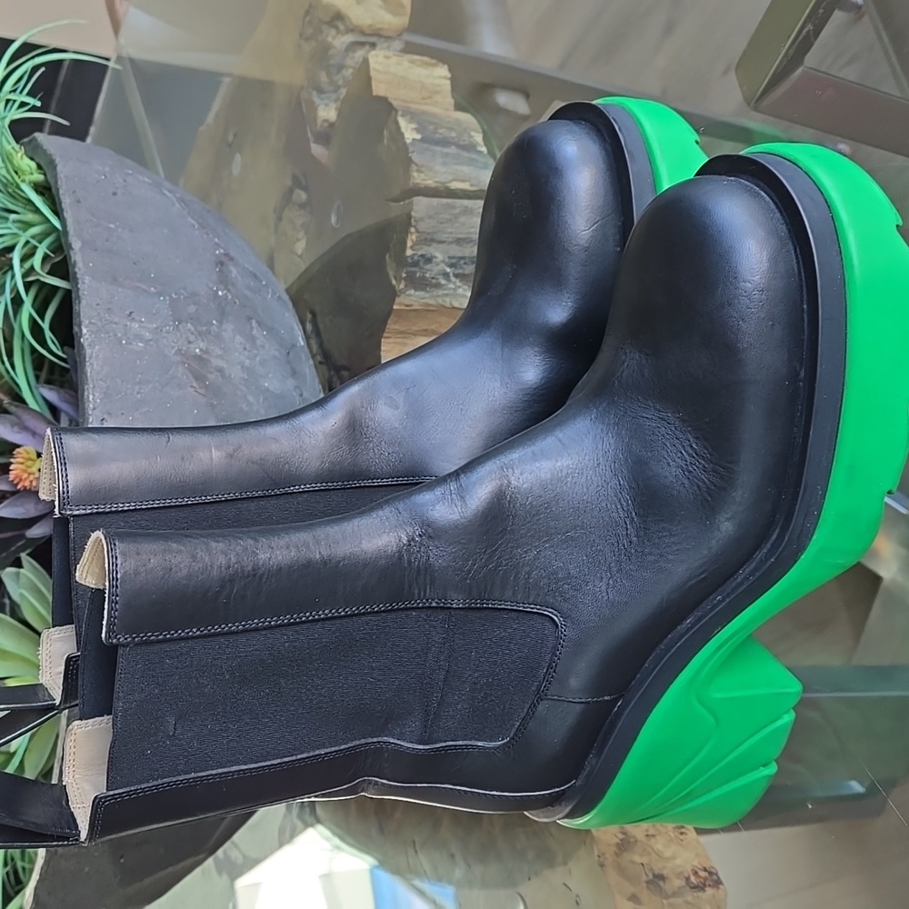 Bottega Veneta Black and Green Falsh Boots with Chunky Sole. Size 38.5